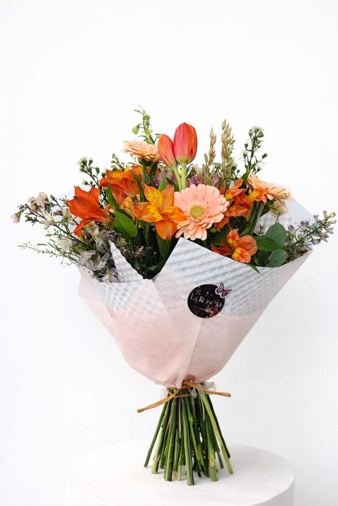 Floristería La Roseta en Mutxamel con ramos de flores frescas, arreglos florales personalizados y decoración para bodas y eventos especiales.